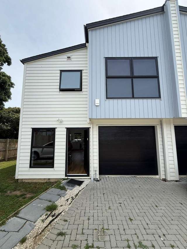 Spacious 3 Bedroom Townhouse Located in Hillpark, Manurewa