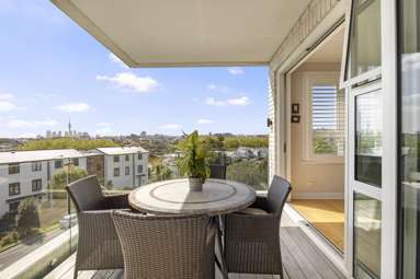 302/54 Surrey Crescent_1