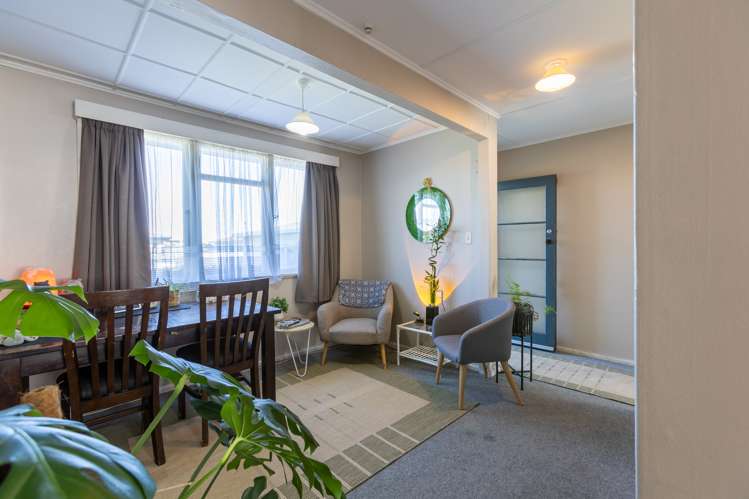 407 Murdoch Road West_0