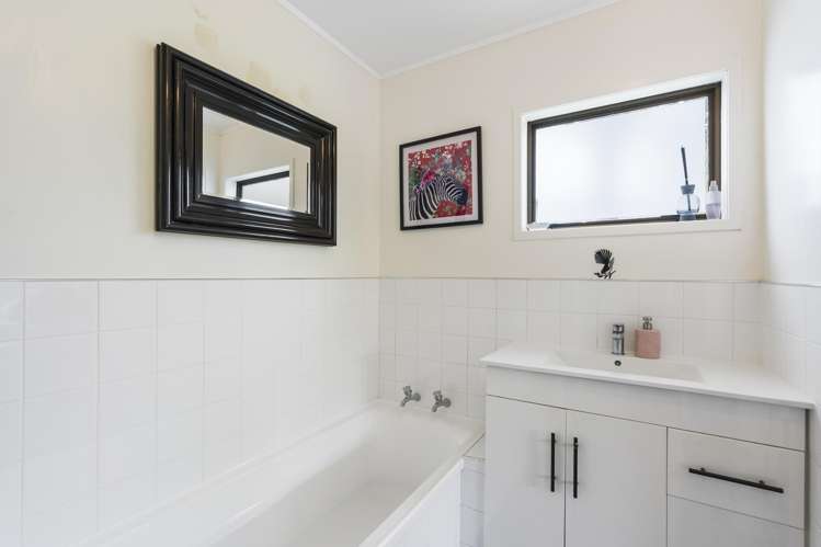 2/10 Seaton Road Murrays Bay_10