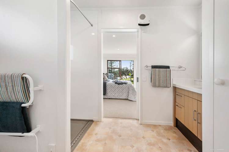 2/918 Beach Road Waiake_8