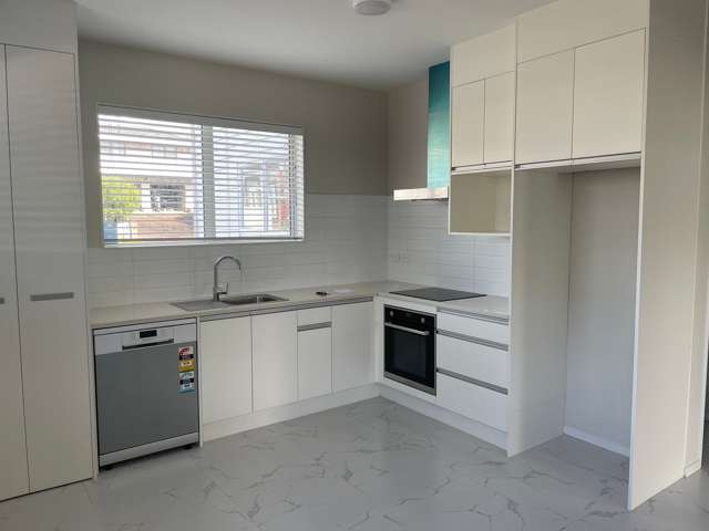 Charming 2-Bedroom Sunny Unit in Massey