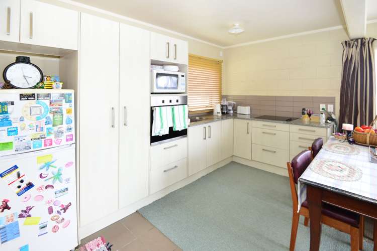 196 Edmonton Road Te Atatu South_15