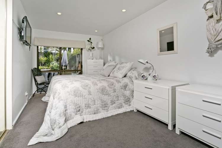 2/7 Seaview Avenue Northcote_12