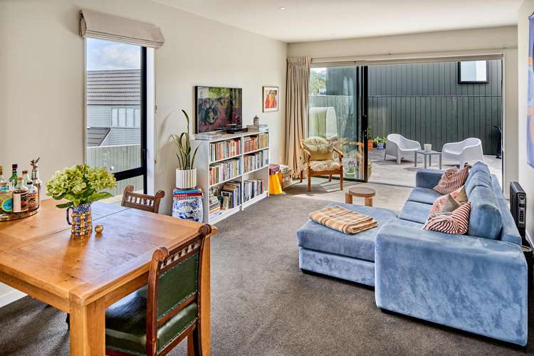 9/6 Oswald Crescent Paparangi_4