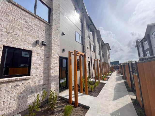 Good as new 2 bedroom, 2 bathroom Townhouse