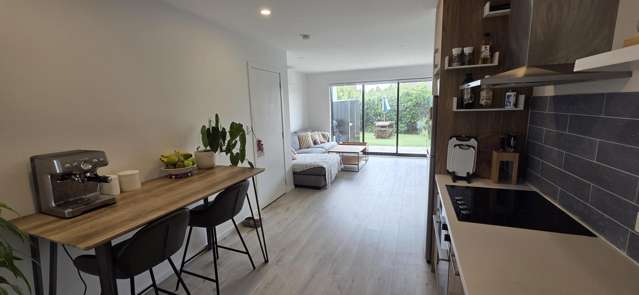 Modern 2 Bed, 2 Bath Private Outdoor Living 1 Carpark