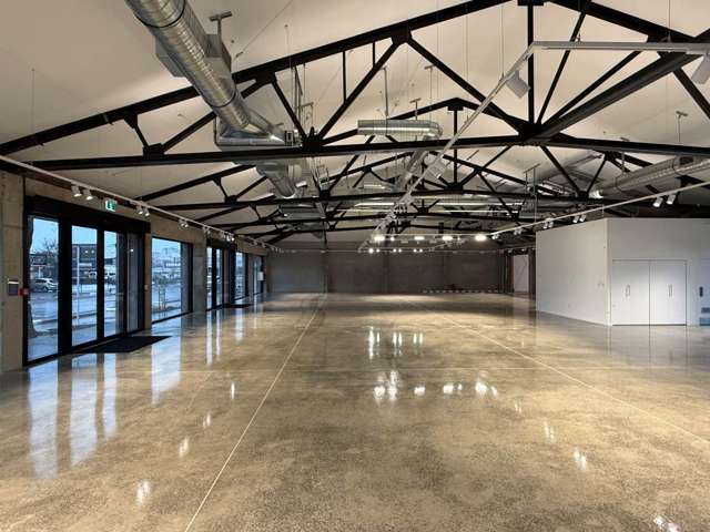 NEW HIGH-PROFILE CORNER SHOWROOM 