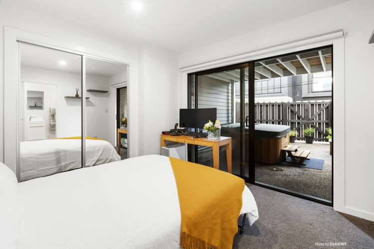 8b Lyall Parade Lyall Bay_11