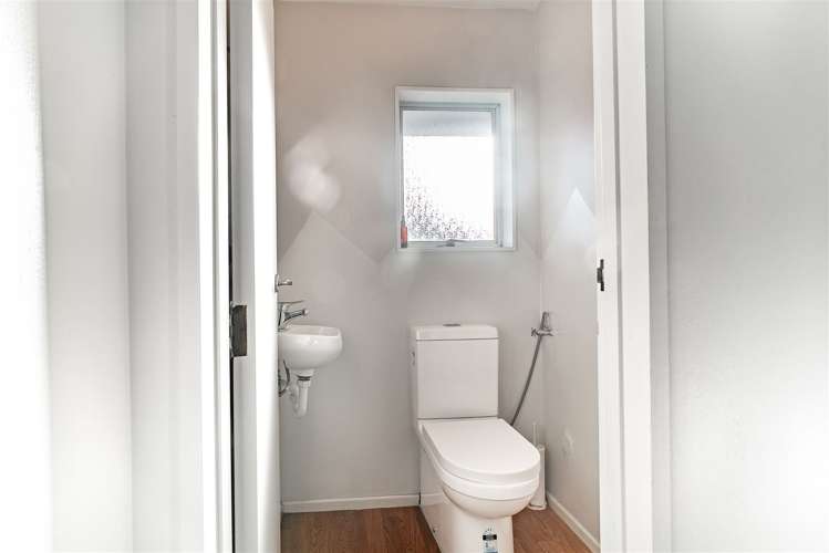 7 Apsley Drive Russley_13