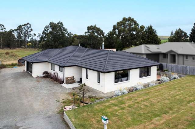 MODERN WESTON HOME WITH AMPLE GARAGING!