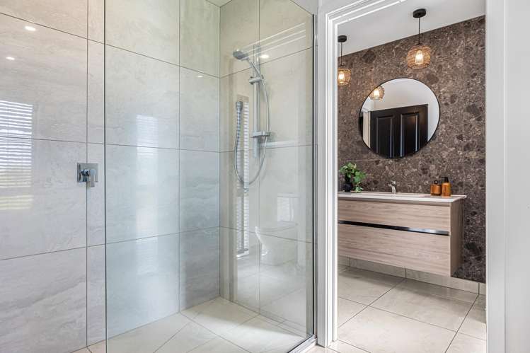 6 Waitikiri Square Parklands_13