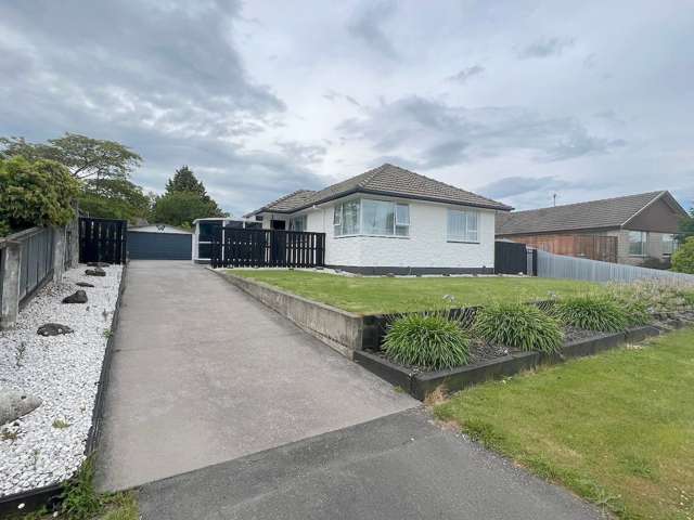 Double glazed home with fully fenced garden