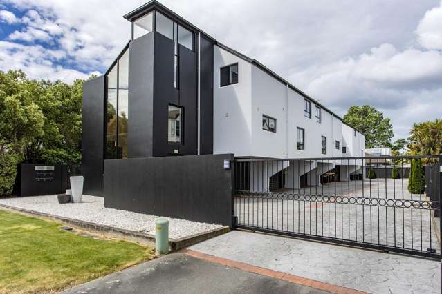 Modern Apartment with Double Garage in Gated Complex