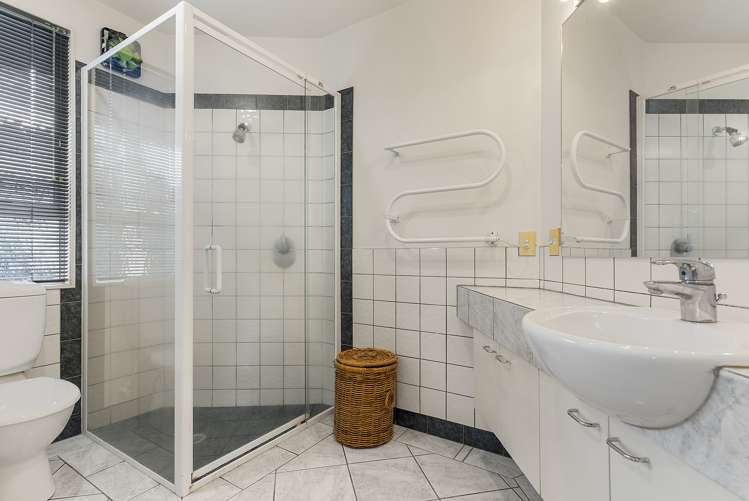 2/15 Bradbury Road Botany Downs_21