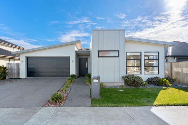Ex Show Home with Style & Space
