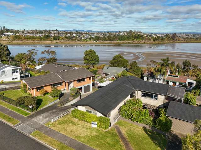 Versatile Family Living in the Heart of Matua