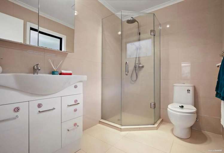 2/4 Sovereign Place Glenfield_2