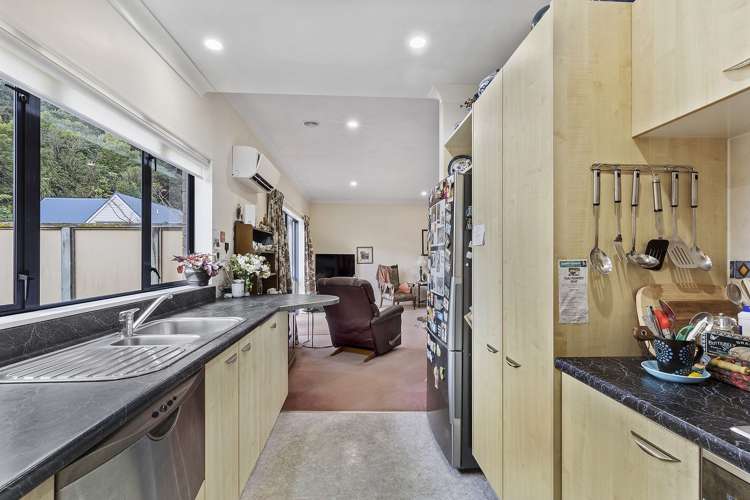 8/5 Court Road Tawa_9