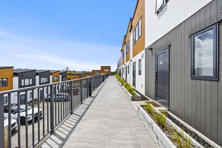 16/18 Hewlett Road Massey_1