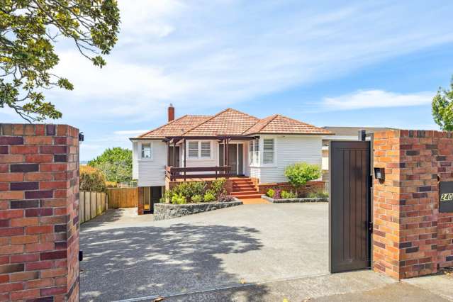 Spectacular Sea Views from Remuera Ridge