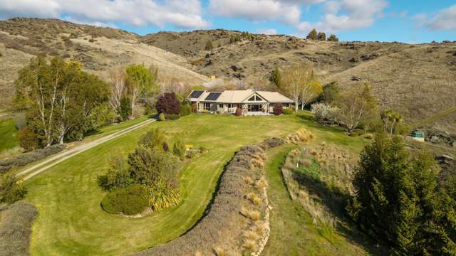 Hidden Hillside Sanctuary With Spectacular Views