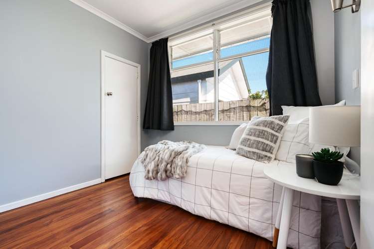 17A Stirling Grove Greerton_13
