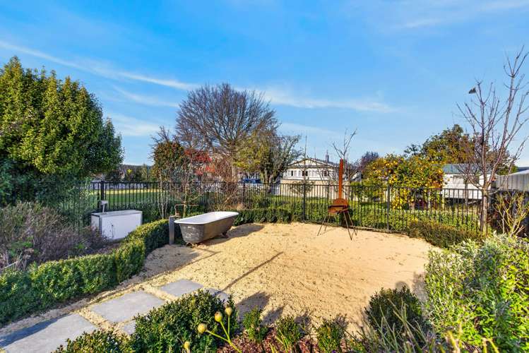 300 Lyndon Road West_2