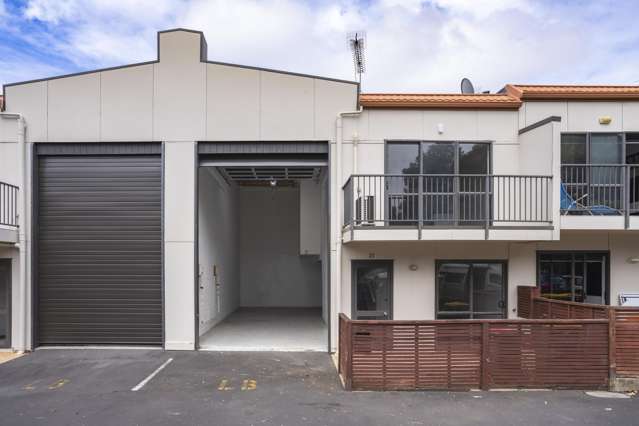 Live / work unit for lease