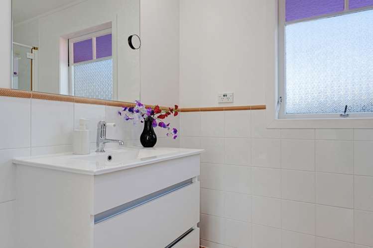 62 Beach Road Mellons Bay_22