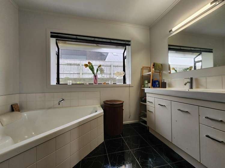 8b Julian Place Westown_12