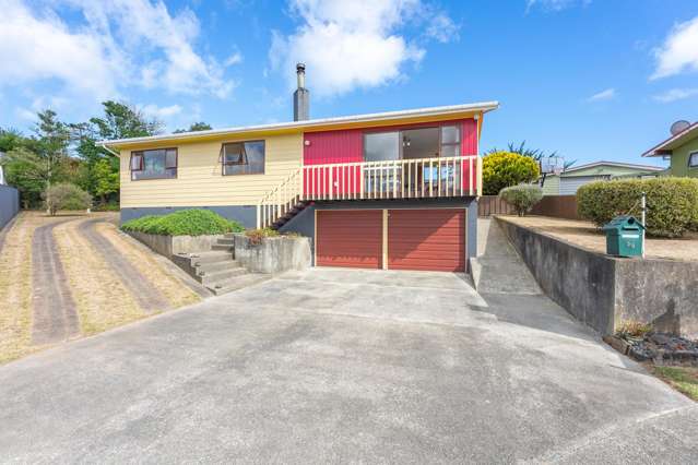 BRILLIANT BEACH GEM - VIEWS TO THE HILLS!