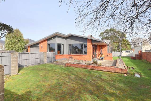 Top Investment: Ample Garaging & Solid Returns!