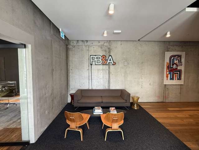 SUAVE OFFICE WITH COURTYARD