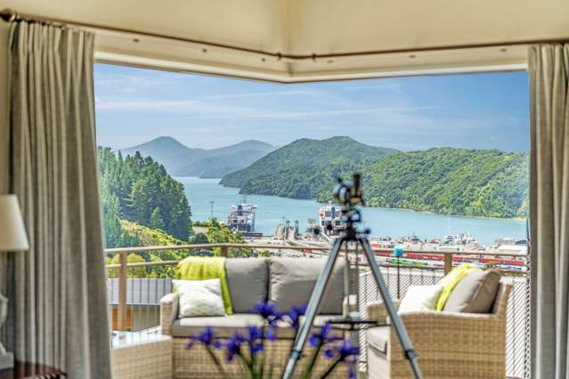 Luxury Living with Spectacular Bay Views!