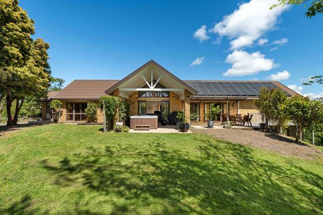 Classy Maunu country manor with cute cottage