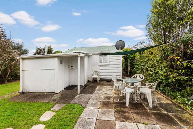 49 Roberts Road Te Atatu South_1