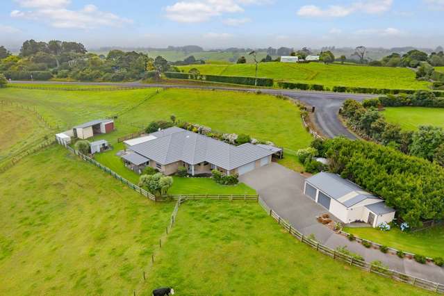 CONTEMPORARY FAMILY STYLE -  DESIRABLE LOCATION