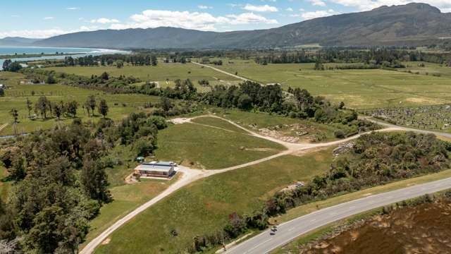 Lifestyle Opportunity on the Edge of Town!!