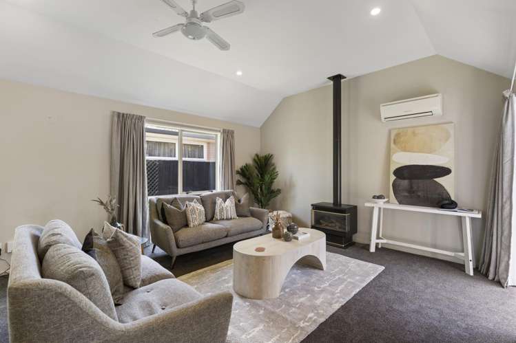 2 Delaware Crescent Russley_3