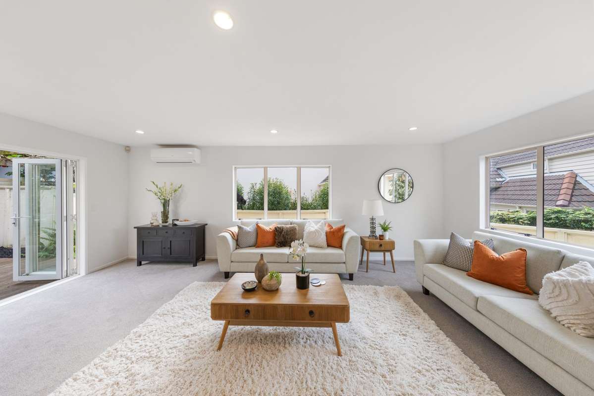 2/142 Riddell Road_0