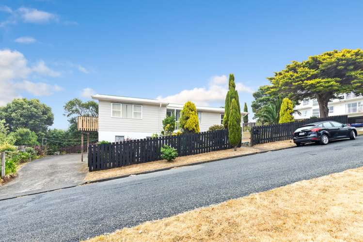 8 Waiwera Crescent Maupuia_0