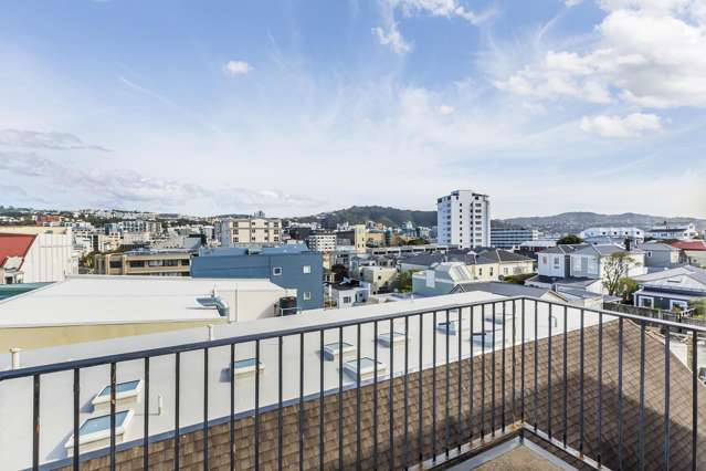 SUNNY MOUNT VIC APARTMENT WITH PARKING!