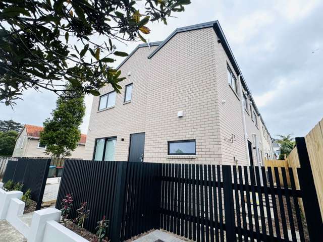 Modern Luxury Living – Brand New 5 Bedroom, 5....
