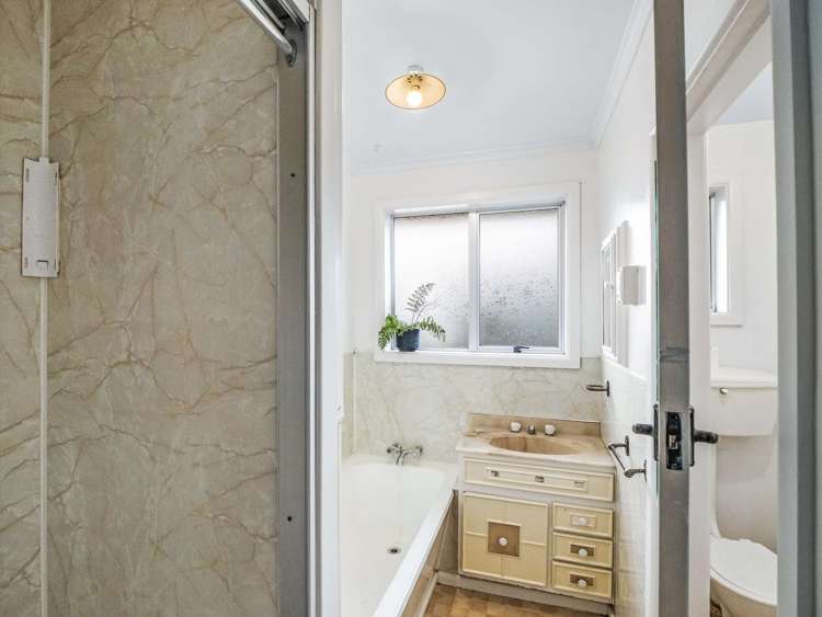 402 Yaldhurst Road Russley_16