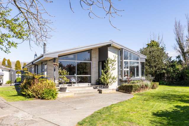 Stylish 1970s Charm with Space