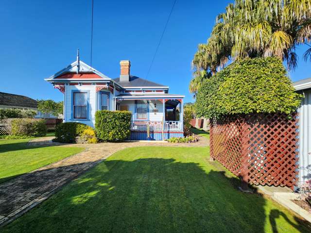 Vibrant Kauri Villa Awaits!