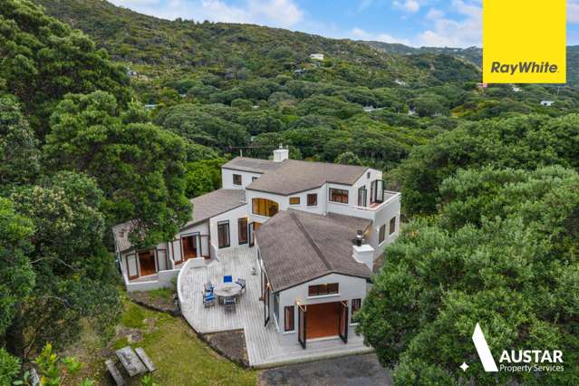 Coastal Living with Stunning Lion Rock Views Across from North Piha Beach