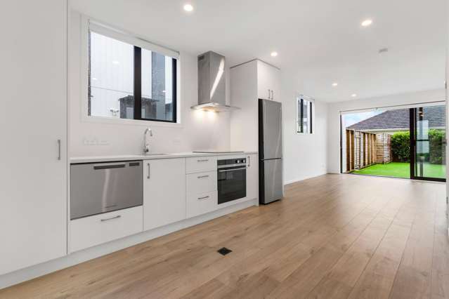 Modern 2022 built 2 bed, 2 bath with carpark