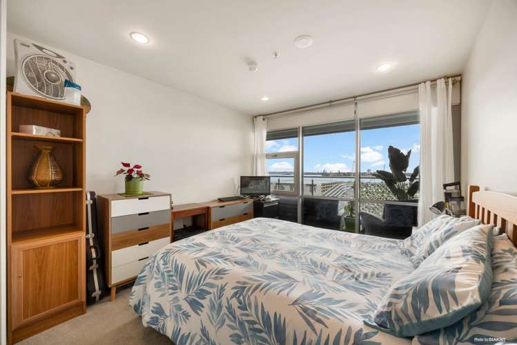 1004/30 Beach Road_5